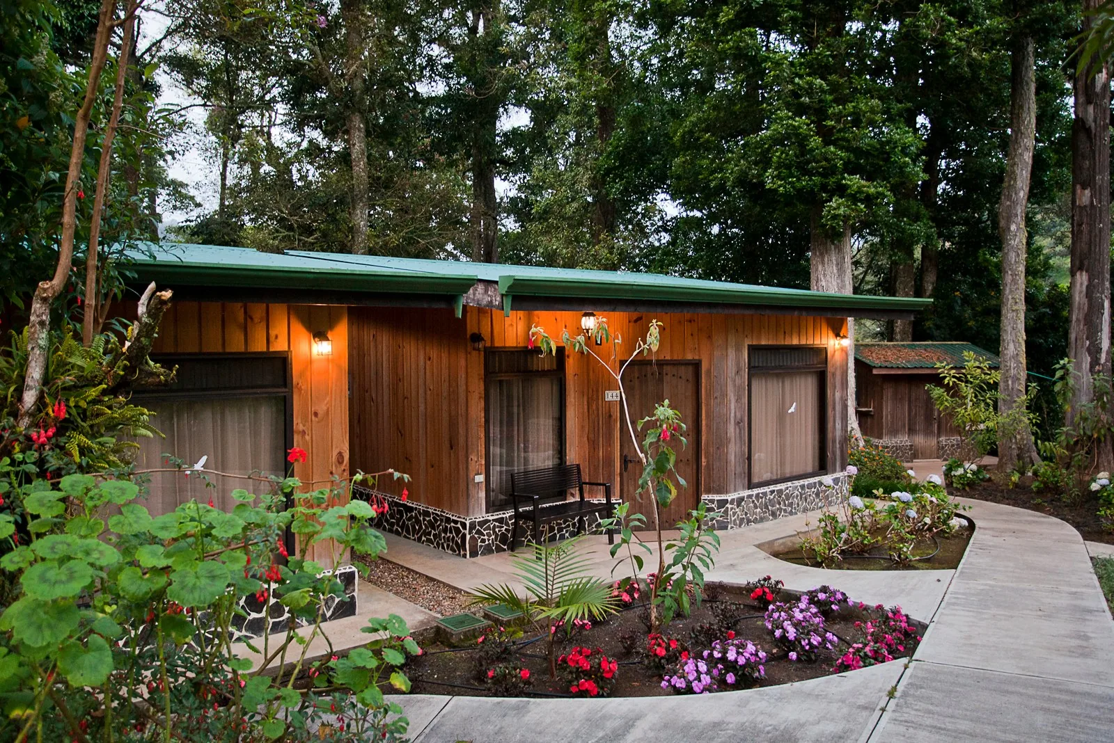 Cabañas rodeadas de jardín