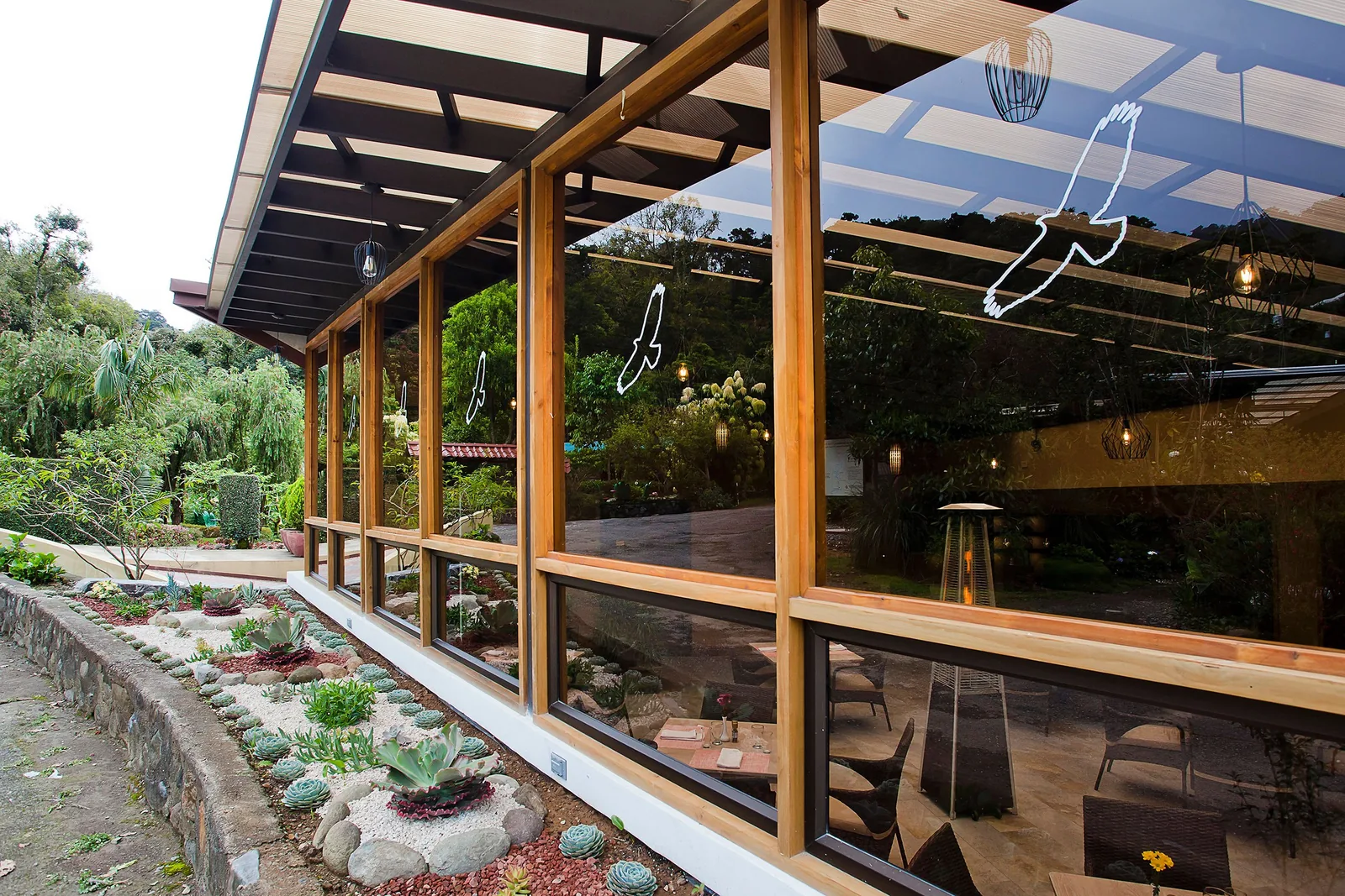 Ventanales del restaurante hacia el bosque