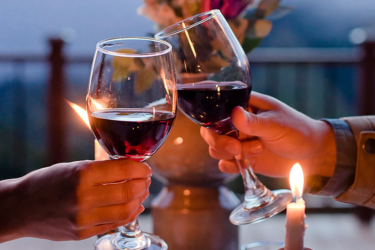 Brindis junto a la chimenea