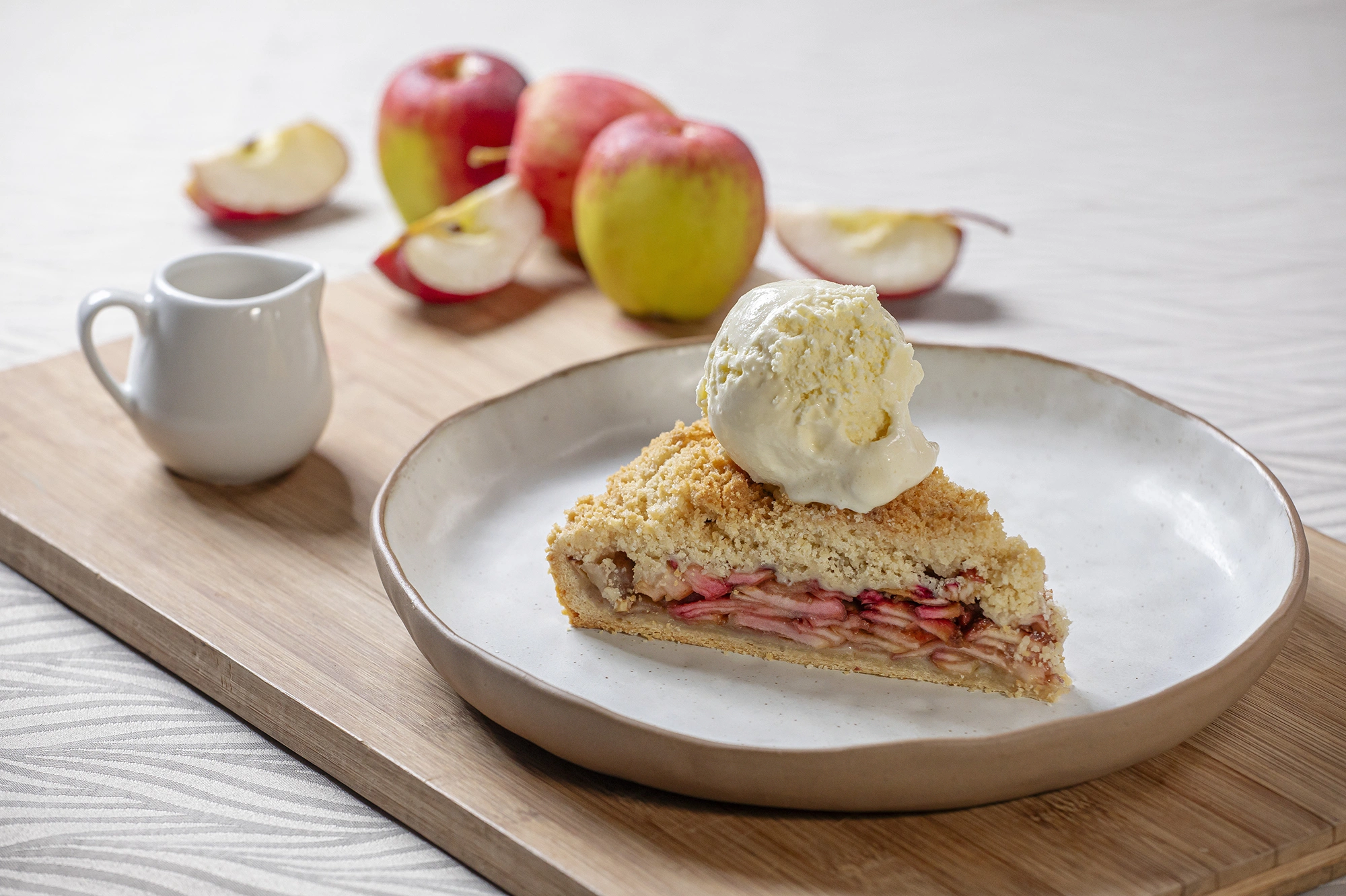 Porción de pie de manzana con helado de vainilla, el postre recomendado por el hotel