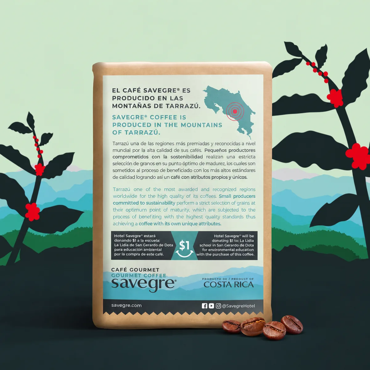 Reverso del empaque de café Savegre: información del origen en Tarrazú y el aviso bilingüe de la donación a la escuela de la comunidad, con granos de café al frente