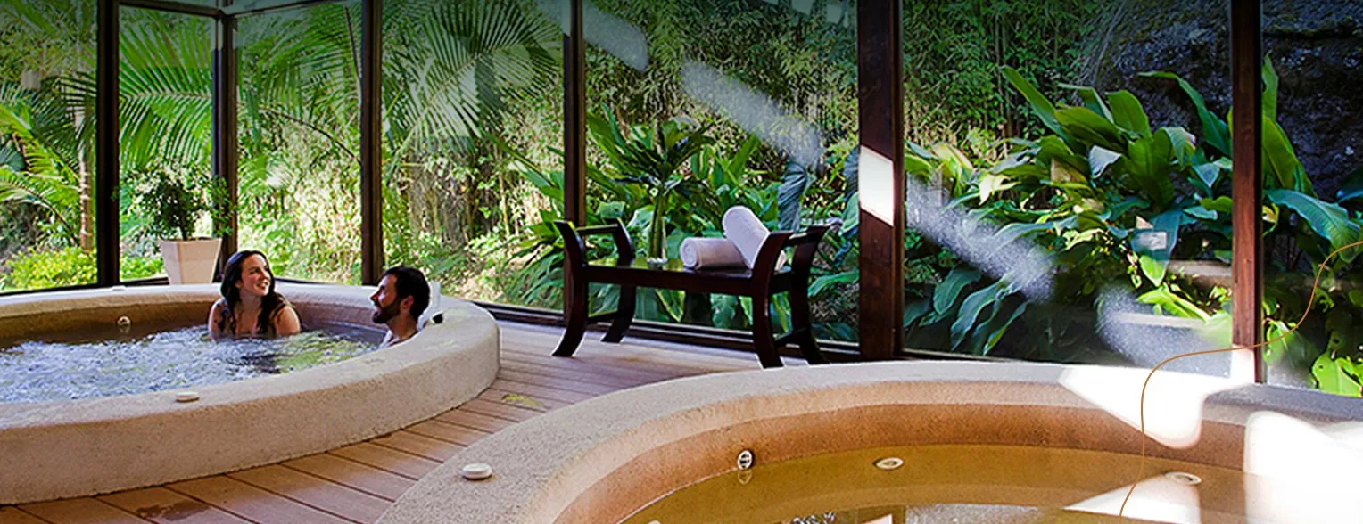 The Del Río Spa buildings, surrounded by forest