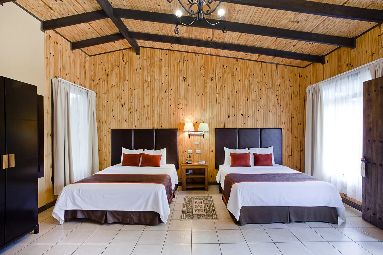 Junior Suite con dos camas Queen y las paredes de madera